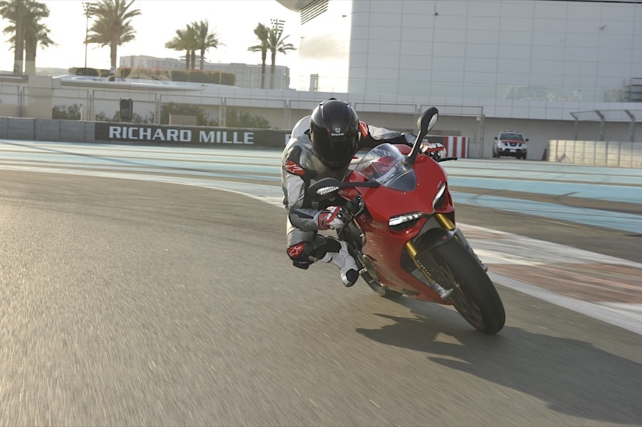 http://www.ashonbikes.com/sites/default/files/ash_images/articles/120214/Ducati_1199_09.JPG