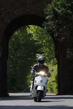 Piaggio_Vespa300GTS_25