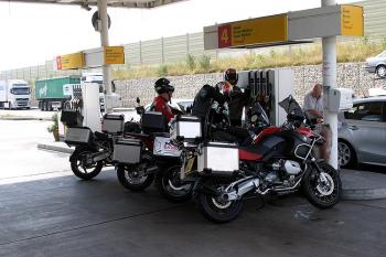 Men_fill_bikes