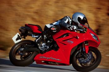  Triumph_Daytona_675_01